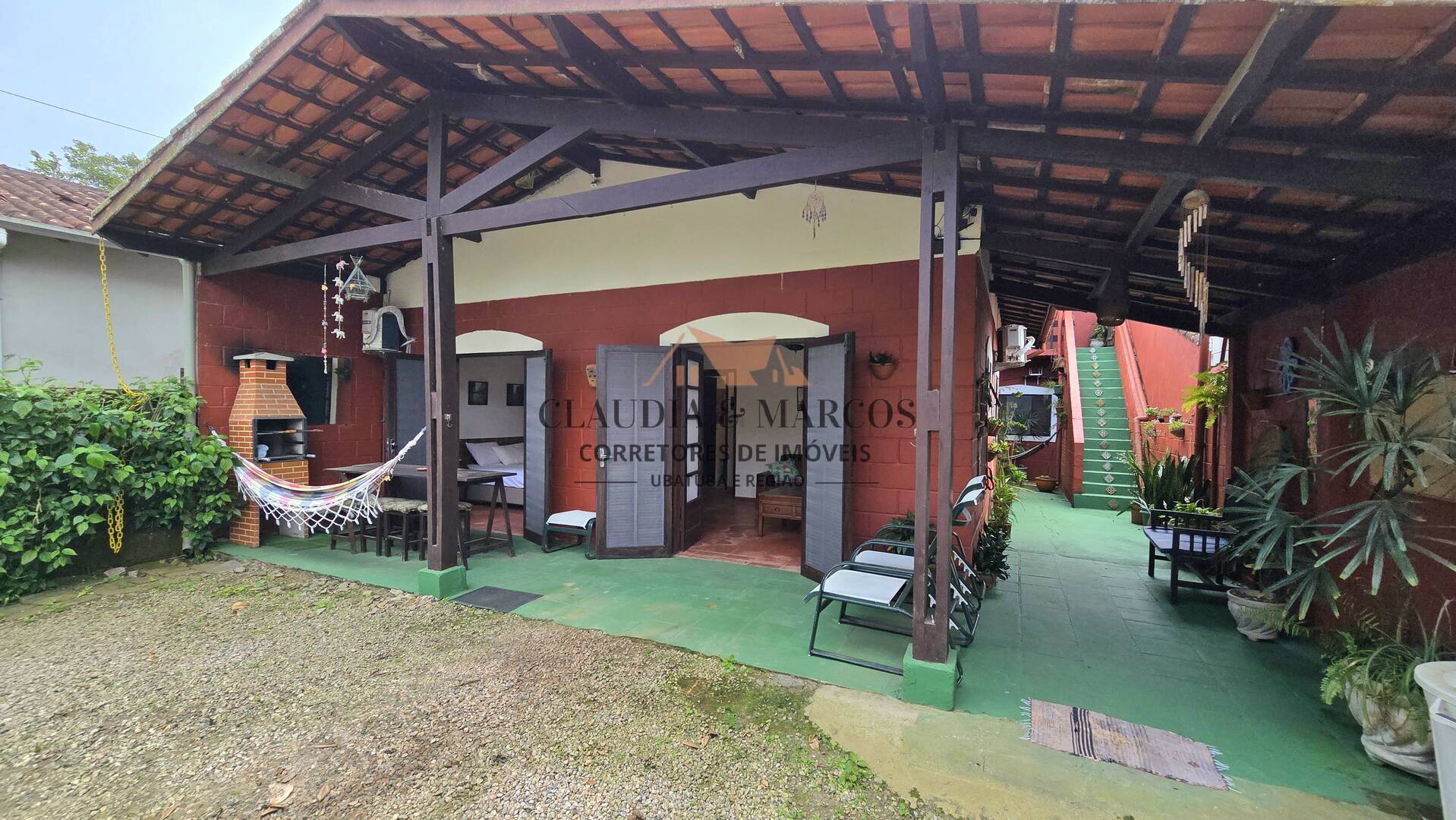 Casa à venda com 6 quartos, 240m² - Foto 1