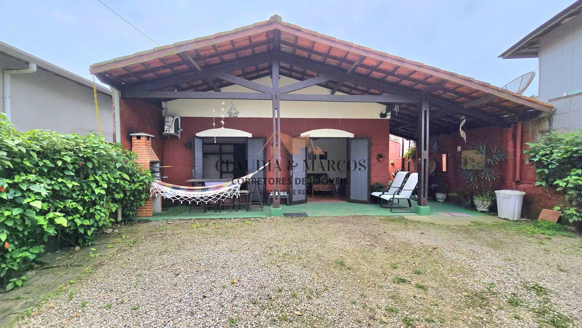 Casa à venda com 6 quartos, 240m² - Foto 2